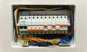 Jak zrobić rozdzielnię elektryczną bez błędów i z zachowaniem bezpieczeństwa