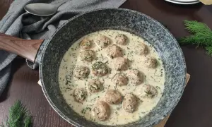 Pyszne pulpeciki w sosie koperkowym, gotowe do podania. Aromatyczny sos i delikatne mięso tworzą idealne danie.
