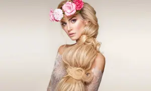 Blondynka w wianku z kwiatów, z rozpuszczonymi włosami do ramion, idealna fryzura na wesele.