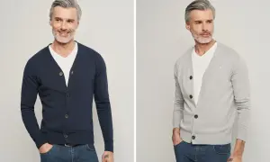 Mężczyzna w granatowym i szarym kardiganie. Co to jest kardigan? To wygodny sweter zapinany na guziki, idealny na co dzień.