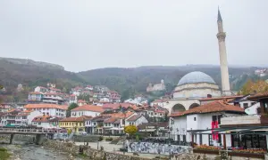 Czy w Kosowie jest bezpiecznie? Odkryj ukryte zagrożenia i porady