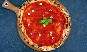 Pizza mit Tomatensauce, Knoblauch und Basilikum. Ein authentisches Rezept für Pizza Tomatensauce Original.