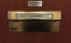 Brevlåda med namnet Niemi Paananen. Ovanför skylten "Ingen reklam tack!".
