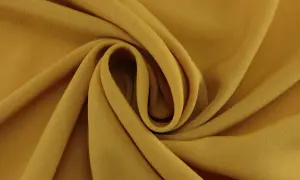 Złoty welur, miękki i lejący, układa się w eleganckie fałdy.