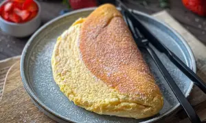 Puszysty omlet, idealny na śniadanie. Zobacz, jak zrobić omlet, który zachwyci smakiem i wyglądem. Posypany cukrem pudrem, czeka na Ciebie.