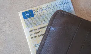 Dowód rejestracyjny pojazdu i brązowy portfel. Czy można zrobić przegląd bez dowodu rejestracyjnego? Dokument zawiera dane pojazdu i adres urzędu.