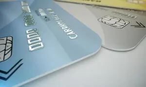 Zbliżenie na kartę prepaid Visa z wypukłymi cyframi i chipem.