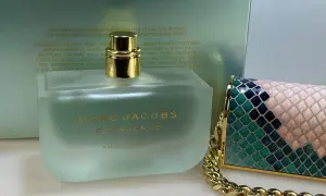 Flakon perfum Marc Jacobs Decadence Eau So Decadent obok ozdobnej torebki.