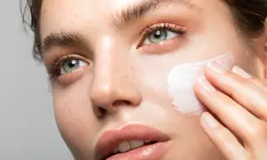 Porcelanowa cera: Jak osiągnąć idealną skórę krok po kroku?