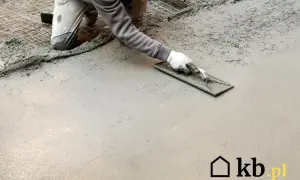 Ręczne zacieranie betonu kielnią, tworząc gładką powierzchnię. Praca na świeżym betonie.
