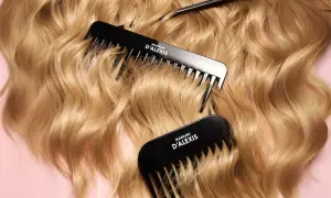 Trois peignes noirs de Madame D'Alexis reposent sur des cheveux blonds ondulés et élastiques.