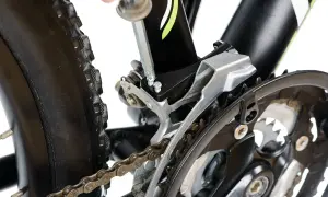 Precyzyjna regulacja przedniej przerzutki rowerowej za pomocą klucza imbusowego.