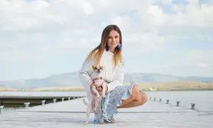 Dziewczyna z psem na molo. Jej styl, jak znaleźć swój styl test, jest swobodny i kobiecy.