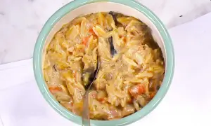 En skål med krämig risonipasta med grönsaker. Perfekt för att koka risoni till en snabb och god middag.