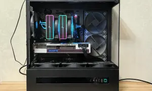 Komputer z podświetleniem RGB, idealny do **Kodi** na **Linux**. W środku karta Gigabyte GeForce RTX i chłodzenie wodne.