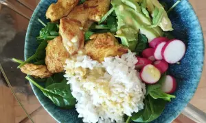 Zdrowa buddha bowl z kurczakiem, ryżem, awokado i rzodkiewką. Pyszny posiłek pełen smaku i witamin.