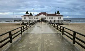 Molo w Ahlbecku, budynek z wieżyczkami, plaża i morze. Sprawdź cennik wejścia na molo w Ahlbecku.