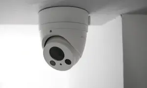 Kamera monitoringu sufitowego to kluczowy element, jak zabezpieczyć mieszkanie przed włamaniem.