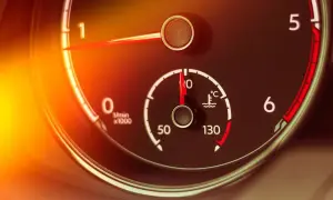 Wskaźnik pokazuje temperaturę oleju w silniku. Igła wskazuje ok. 90°C, co jest optymalną wartością.