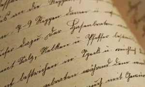 Scrittura a mano su carta ingiallita, forse un testamento segreto. Le parole sono difficili da decifrare, ma evocano un'atmosfera di mistero e antichità.
