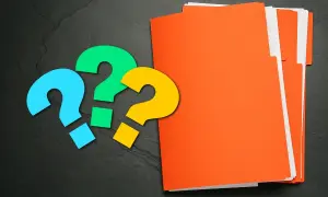 Tre färgglada frågetecken framför en hög med orange pärmar. Hur många afsar finns det?