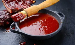 Pyszne żeberka w sosie BBQ, pędzelek zanurzony w sosie, idealny sos bbq przepis.