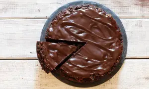 Torta moretta al cioccolato, ricca e golosa, pronta per essere servita a 20 persone. Una fetta è già stata tagliata.