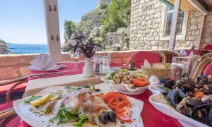 Pyszne owoce morza i ryby na stole w restauracji nad Adriatykiem. Idealne miejsce, by dowiedzieć się, co zjeść w Chorwacji.