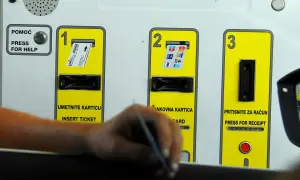 Automat do płatności za autostrady z miejscami na włożenie biletu, karty i odbiór paragonu.