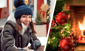 Glad kvinna i vinterkläder och julgranspynt. Perfekt för svenska julfilmer!