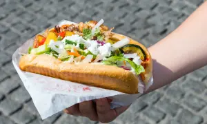 Pyszny kebab king, pełen warzyw i sera, idealny na szybki posiłek. Czy zastanawiałeś się nad jego kcal?