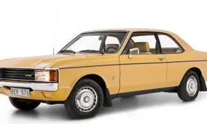 Gul Ford Consul från 70-talet, en klassisk bil med en tidlös design.