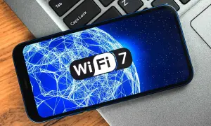 Smartphone affichant le logo Wi-Fi 7 sur un fond bleu étoilé, symbolisant la prochaine génération de connectivité sans fil, potentiellement en 6 GHz.