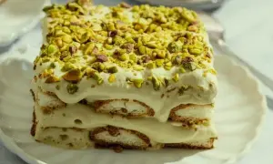 Un délicieux tiramisu pistache, superposé de biscuits et de crème onctueuse, le tout saupoudré de pistaches concassées.