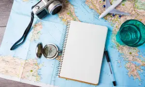 Karte, Kompass, Notizbuch, Kamera, Flugzeug und Glas – alles bereit für die weltreise 1 jahr.