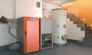 Heizungsanlage mit großem Speicher und Pelletsilo. Nachteile von Holzvergasern wie Wartung sind hier nicht sichtbar.