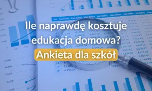 Grafika przedstawia dokumenty z wykresami i tabelami, lupę oraz tekst "Ile naprawdę kosztuje edukacja domowa? Ankieta dla szkół".