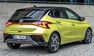 Nowe Hyundai i20 opinie: stylowy miejski hatchback w kolorze limonki, z czarnym dachem i charakterystycznymi światłami.