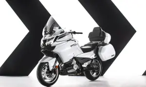 Biały, turystyczny motocykl z kuframi, jeden z nowoczesnych chińskich motocykli, prezentowany na tle czarno-białej grafiki.