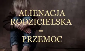 Smutne dziecko skulone na tle ściany. Napis: "Alienacja rodzicielska = przemoc".