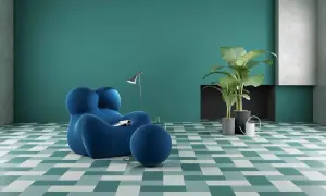 Un soggiorno moderno con poltrona blu e piante verdi, su pavimenti ecosostenibili a fantasia geometrica.