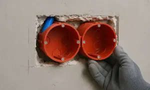 Jaki gips do puszek elektrycznych? Wybierz stabilność i uniknij błędów!