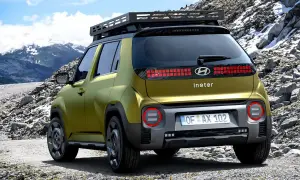 Złoty Hyundai Inster na górskiej drodze. Sprawdź hyundai inster cena i wybierz się na przygodę!