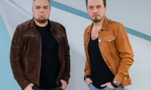 Dwóch mężczyzn, bracia, pozuje do zdjęcia w skórzanych kurtkach.