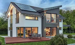 Modernes Haus mit Solaranlage auf dem Dach und großzügigen Fenstern im **Erdgeschoss**, die Einblicke in gemütliche Wohnbereiche gewähren.