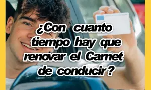 Joven sonriente en un coche, mostrando su carnet de conducir. La pregunta en pantalla es: "¿Con cuanto tiempo hay que renovar el carnet de conducir?".