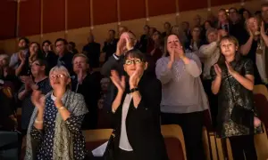 Widownia klaszcze po komedii. Eleganckie stroje, jak się ubrać do teatru na komedię, to pytanie, na które odpowiedzią są stylowe, ale wygodne kreacje.