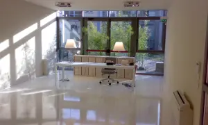Ufficio moderno con pavimento in resina lucida, ideale per chi cerca un design minimalista e vuole conoscere i prezzi pavimenti in resina.