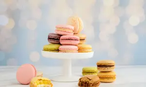 Bunte Macarons auf einem weißen Tortenständer, ein leckeres Macarons rezept zum Nachmachen.