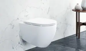 Modernes wandhängendes WC mit Klodeckel montieren. Marmorfliesen und ein Beistelltisch mit Vasen im Hintergrund.